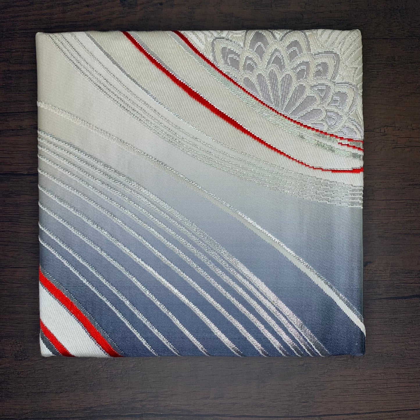 シルバーと赤の配合 Japanese Obi Fabric Panel